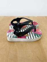Load image into Gallery viewer, Floral Havaianas Sandals Size 4
