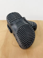 Load image into Gallery viewer, Black Crocs Size 4
