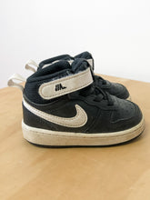 Load image into Gallery viewer, Black Nikes Size 5
