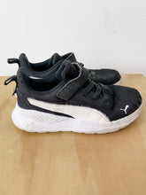 Load image into Gallery viewer, Black Puma Shoes Size 1 Youth
