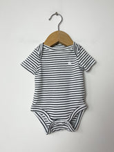 Load image into Gallery viewer, Gap Bodysuit 3 Pack Size 0-3 Months
