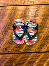 Load image into Gallery viewer, Girls Floral Havaianas Flip Flops Size 4
