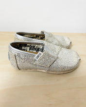 Load image into Gallery viewer, Silver Toms Shoes Size 5
