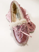 Load image into Gallery viewer, Girls Metallic Pink Crewcuts Slippers Size 12
