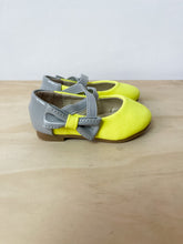Load image into Gallery viewer, Yellow Twinkie Flats Size 4
