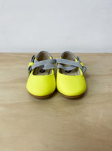 Load image into Gallery viewer, Yellow Twinkie Flats Size 4
