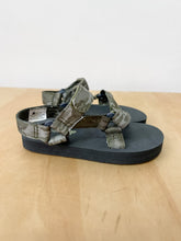 Load image into Gallery viewer, Grey Gap Sandals Size 18-24 Months
