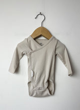 Load image into Gallery viewer, Kids Organic H&amp;M 2 Pack Onesies Size 0-1 Month
