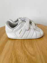 Load image into Gallery viewer, Kids White Adidas Superstars Size 3
