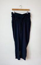 Load image into Gallery viewer, Maternity Black H&amp;M Pants Size Medium
