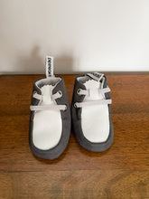 Load image into Gallery viewer, Kids Grey Pipsneaks Size 2
