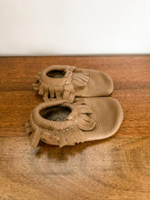 Load image into Gallery viewer, Kids Brown Minimocs Size 5
