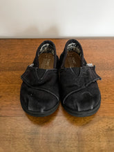 Load image into Gallery viewer, Black Toms Size 5
